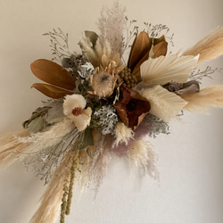 パンパスグラスたっぷりの秋色花材を使った大きめウォールオブジェ 1枚目の画像