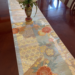 玉虫カラーの絹地にキュートな刺繍が美しいテーブルランナー　帯リメイク1668 1枚目の画像