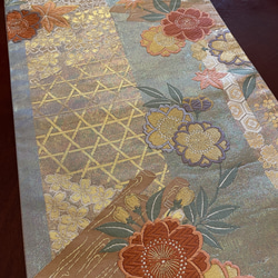 玉虫カラーの絹地にキュートな刺繍が美しいテーブルランナー　帯リメイク1668 2枚目の画像