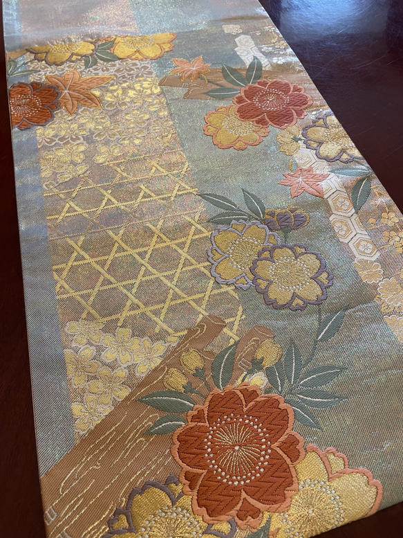 玉虫カラーの絹地にキュートな刺繍が美しいテーブルランナー　帯リメイク1668 2枚目の画像
