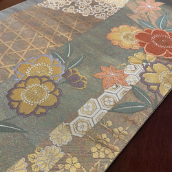 玉虫カラーの絹地にキュートな刺繍が美しいテーブルランナー　帯リメイク1668 3枚目の画像