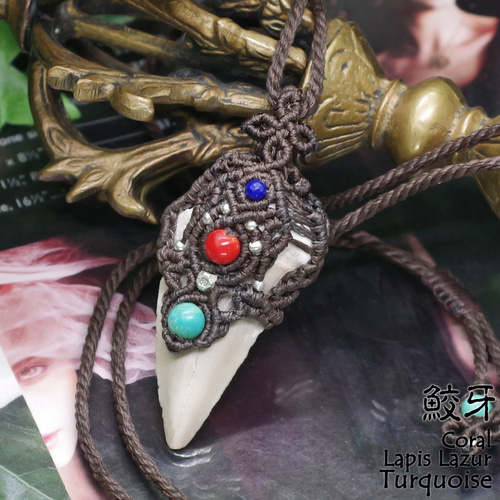 魔除け『猪の牙』魔石とシルバーマクラメ編ネックレス2 