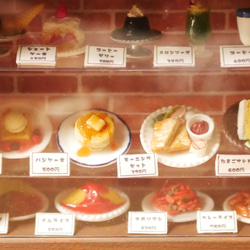 ミニチュア喫茶店ショーケースと食品サンプルセット 3枚目の画像