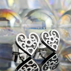 サージカルステンレスピアス ハートのピアス つけっぱなしOK 316L 1枚目の画像