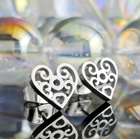 サージカルステンレスピアス ハートのピアス つけっぱなしOK 316L 1枚目の画像