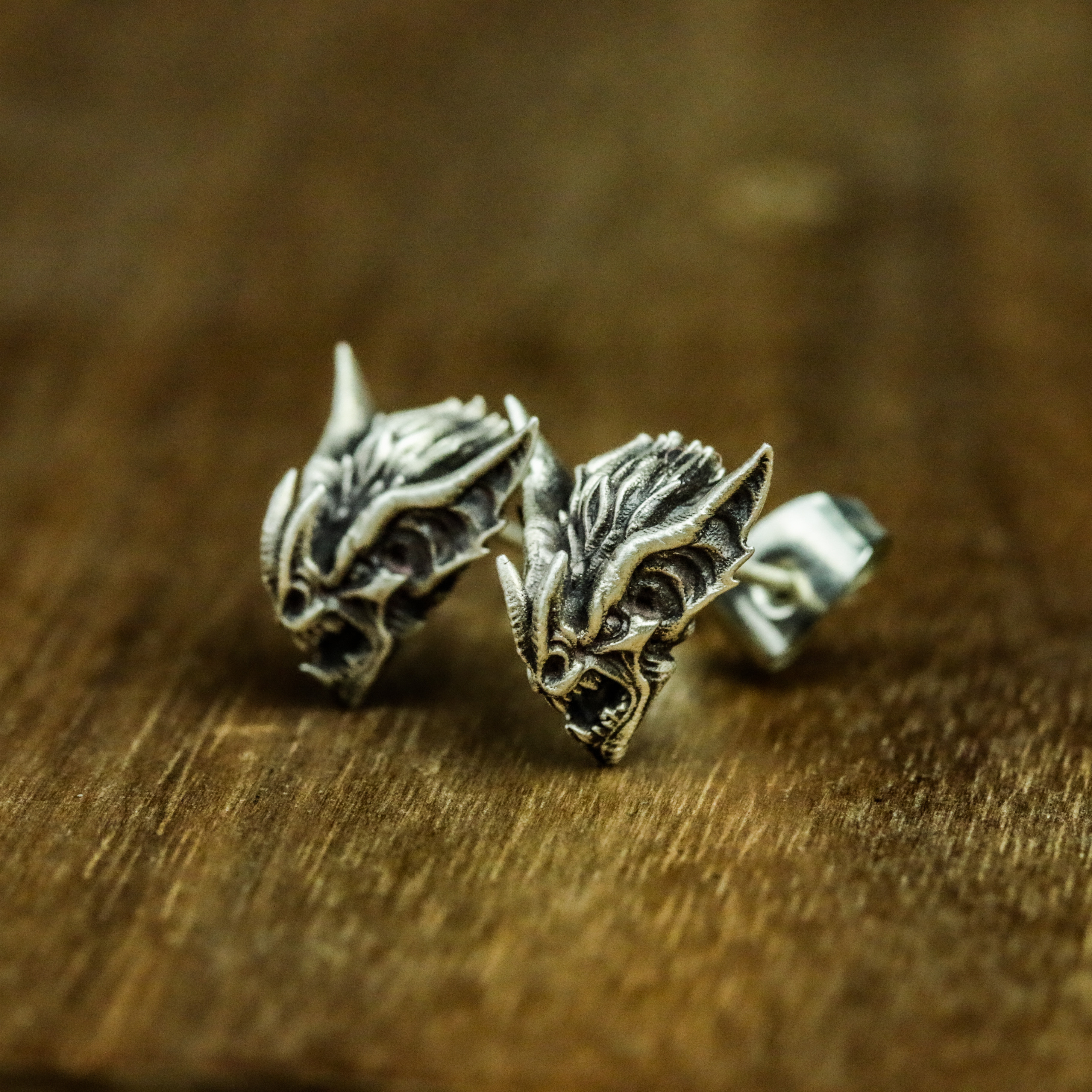 一対 ガーゴイルシルバーイヤリング、コウモリのイヤリング、動物の宝石類、トーテム イヤリング - 手作り