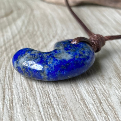 悪い気を避ける勾玉で幸運を得る/ラピスラズリ勾玉ペンダント