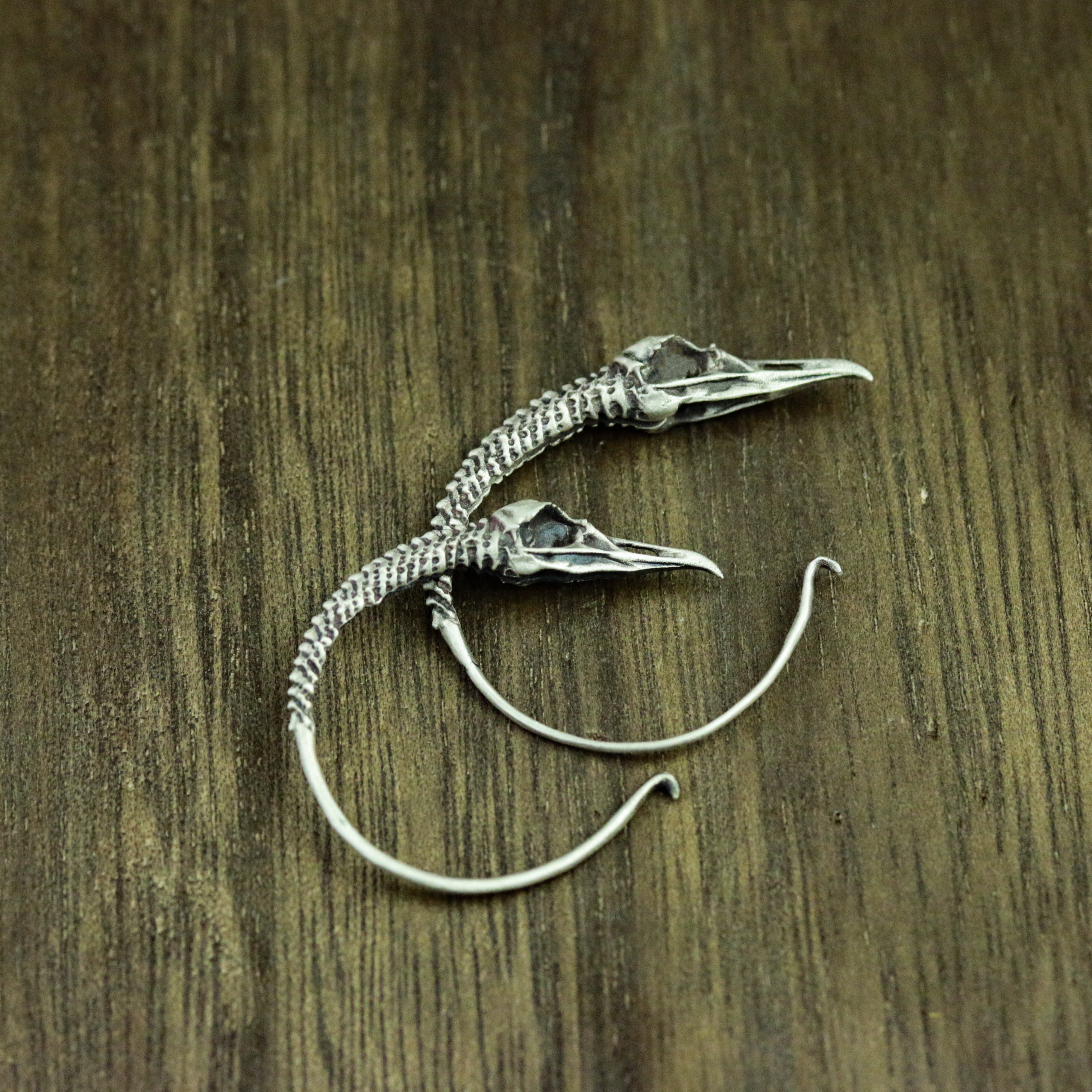 一対 クロウ スカル イヤリング、クロウ スカル シルバー ジュエリー、動物のイヤリング - 手作り 6,006円