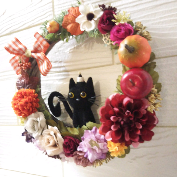 オータム ハロウィンリース  お花いっぱい クレッセント 黒ネコ 2枚目の画像