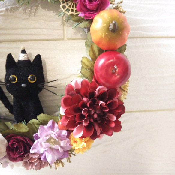 オータム ハロウィンリース  お花いっぱい クレッセント 黒ネコ 4枚目の画像