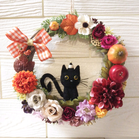 オータム ハロウィンリース  お花いっぱい クレッセント 黒ネコ 1枚目の画像