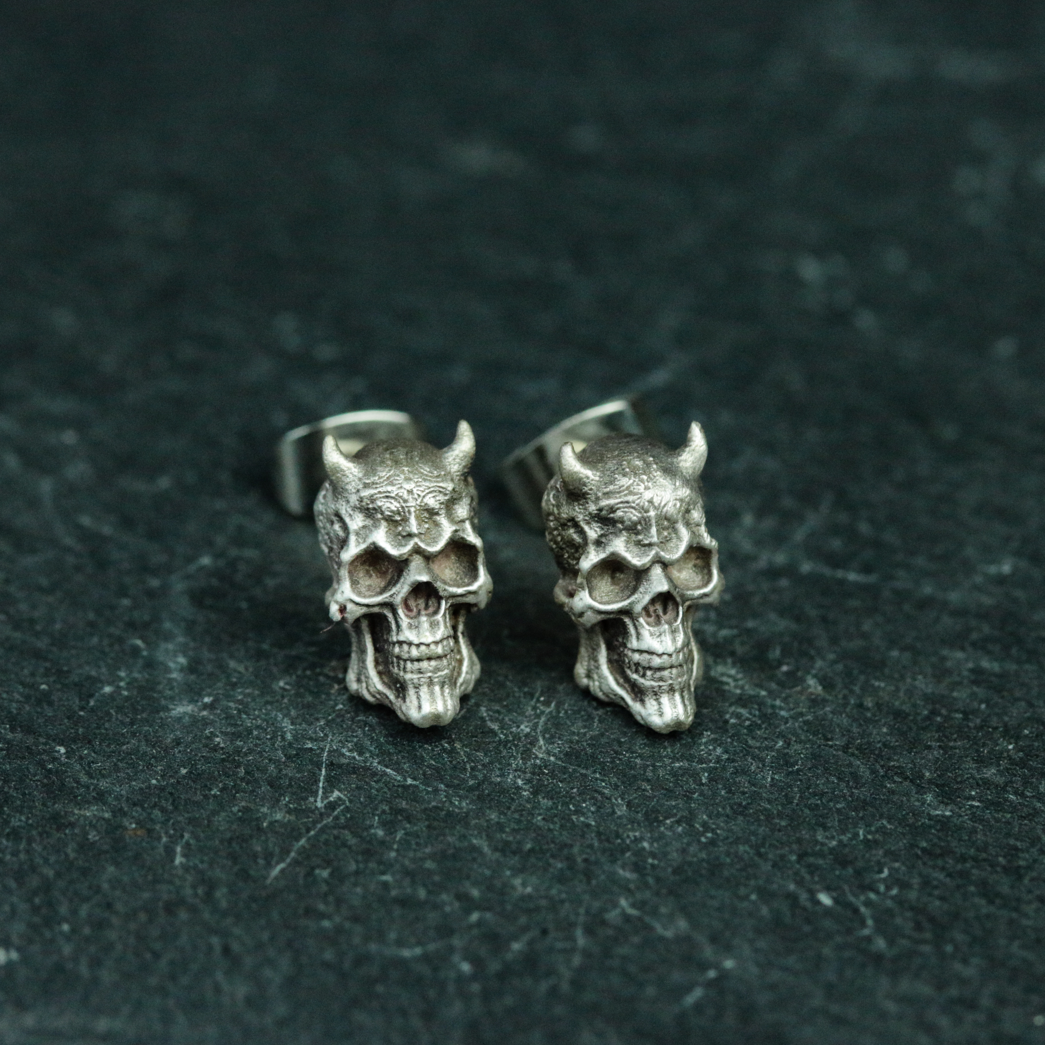 頭蓋骨のシルバーイヤリング、デーモンスカル シルバーピアス、アンデッド シルバー ジュエリー - 手作り