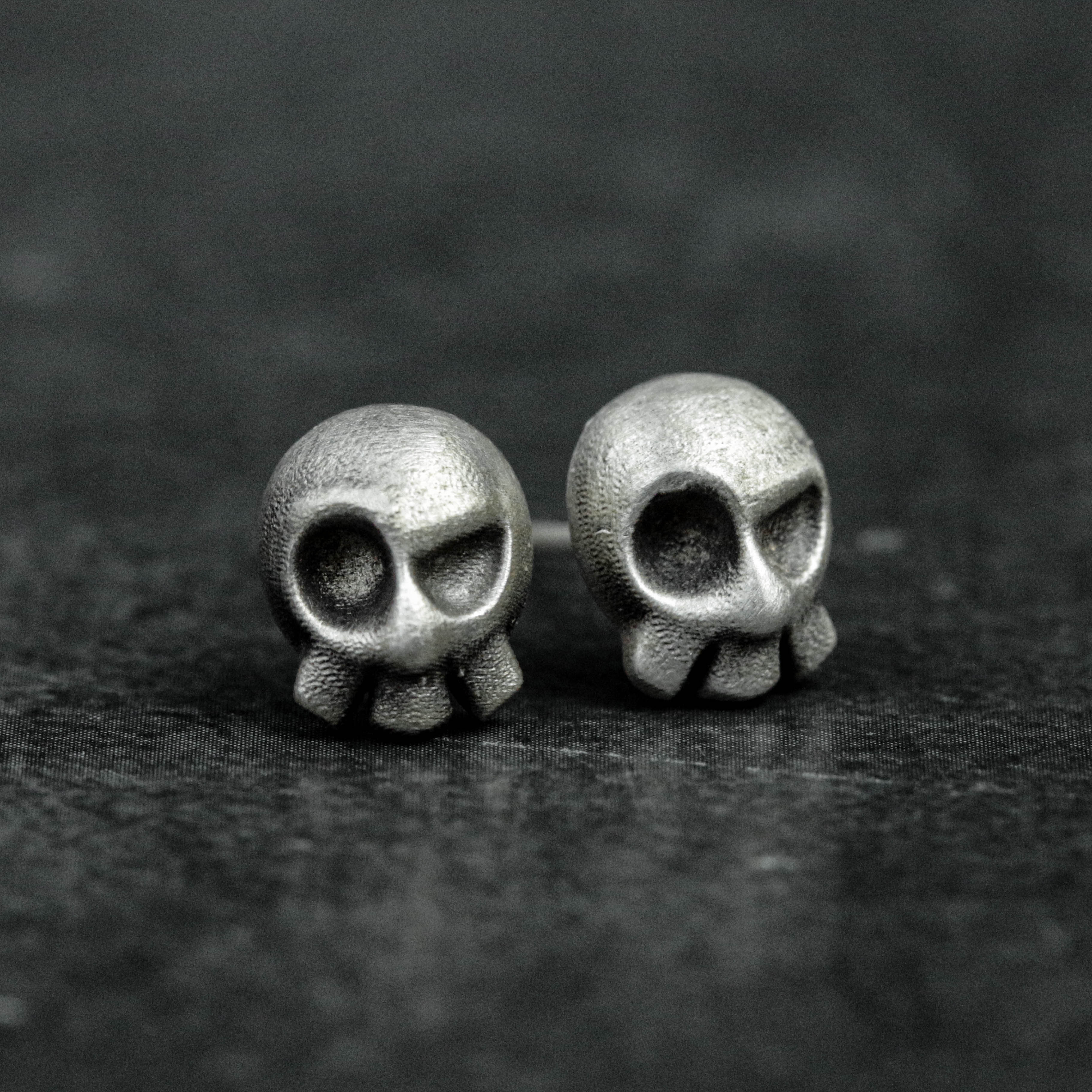 ジョーカー スカル スタッド イヤリング、頭蓋骨のイヤリング、ゴシックスタッドピアス - 手作り