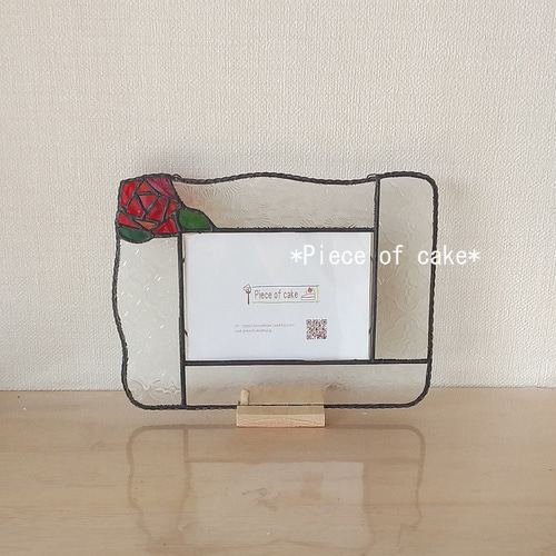 ステンドグラスパネル 薔薇 ウエルカムボード 　写真入れ　フォトフレーム ステンドグラスの薔薇のワンポイントシンプルフォトフレーム・ブラック