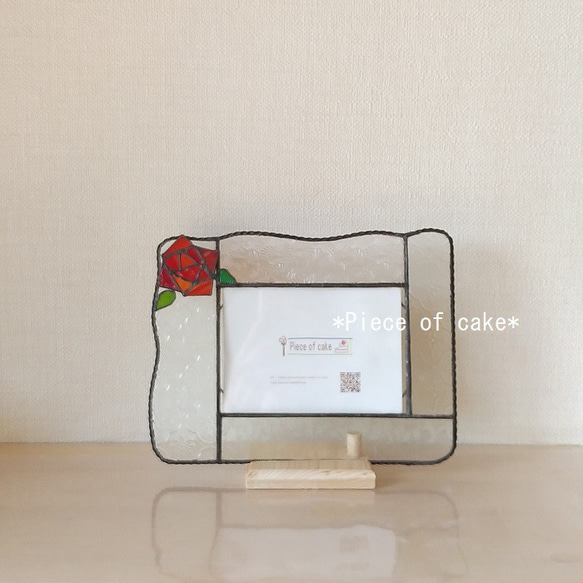 ステンドグラスの薔薇のワンポイントシンプルフォトフレーム・ブラック＜写真たて＞ (PF08B-3)＜フォトスタンド＞ 2枚目の画像