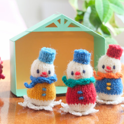 カラフル雪だるまオーナメントセット 棒針編みの編みぐるみ