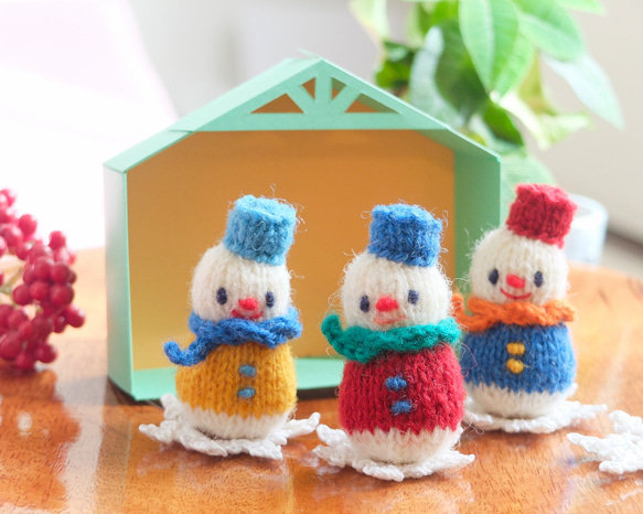 カラフル雪だるまオーナメントセット 棒針編みの編みぐるみ