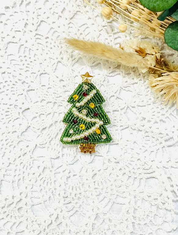 【再制作】クリスマスツリーのビーズ刺繍ブローチ 1枚目の画像