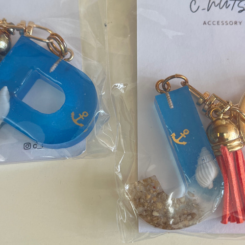 送料無料】 星の砂 海 イニシャルキーホルダー レジン