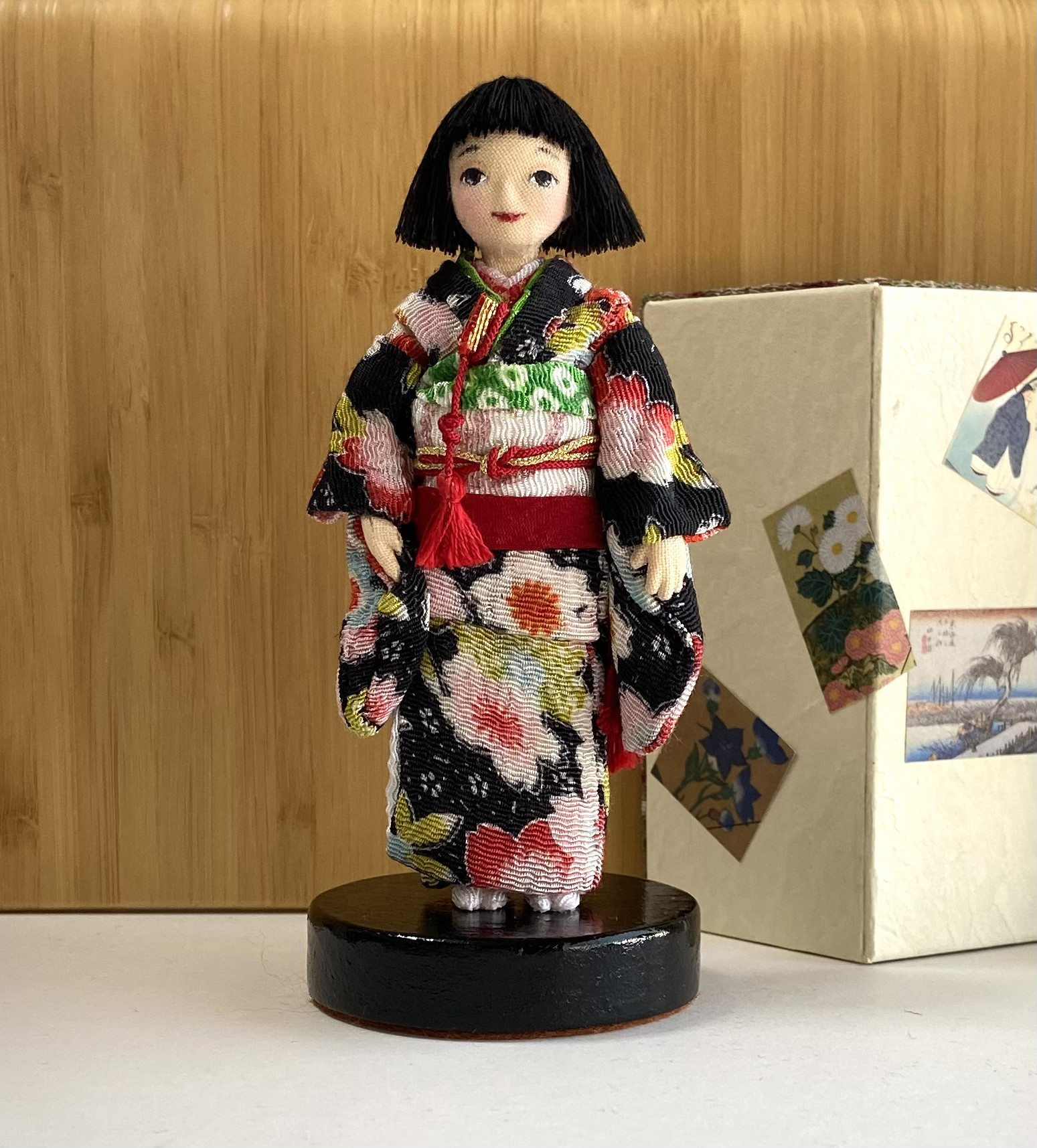 テ*チ様 市松人形 黒と金の着物 鶴の模様