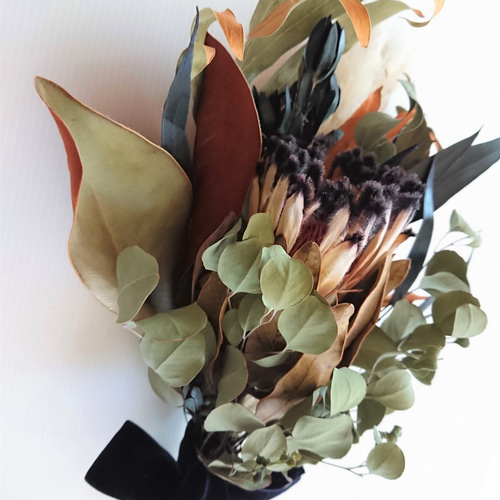 ネイティブフラワープロテアとグレヴィレア、ユーカリのスタイリッシュ