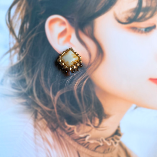 シックなカラー スクエアカボションのビーズ刺繍ピアスorイヤリング