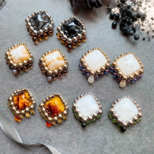 シックなカラー スクエアカボションのビーズ刺繍ピアスorイヤリング