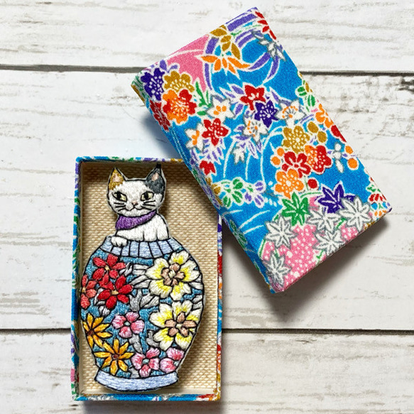 手刺繍オリジナルブローチ＊ツボった猫 2枚目の画像