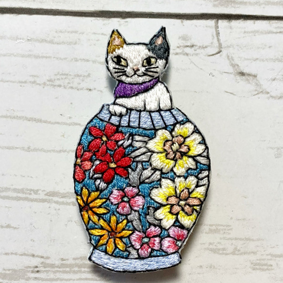 手刺繍オリジナルブローチ＊ツボった猫 1枚目の画像