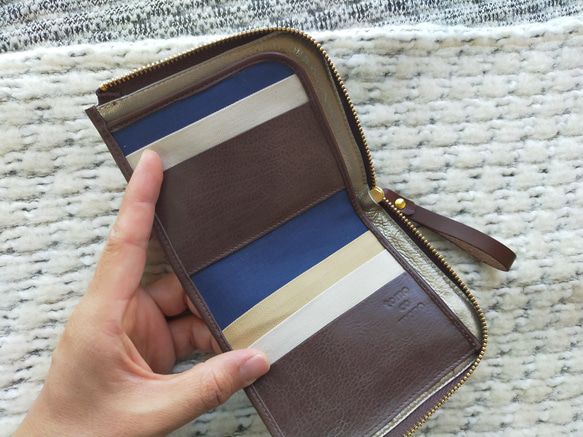 刺繍革財布『街』Dark -Brown（牛革）コンパクト型二つ折り財布 4枚目の画像