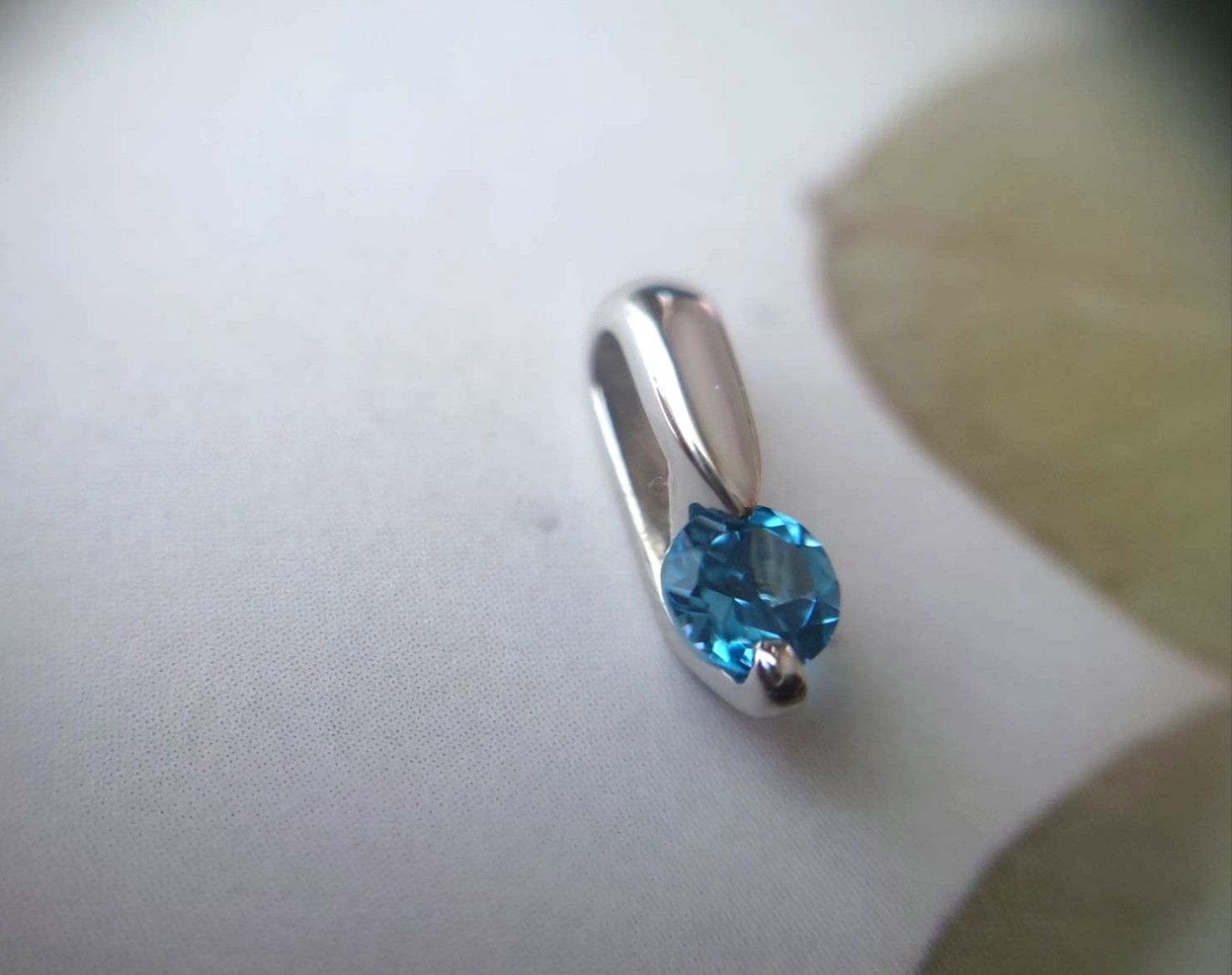 Pt900 ブルートパーズ シンプルトップ    売り切り  1点もの チェーンなし プラチナ900 ペンダント