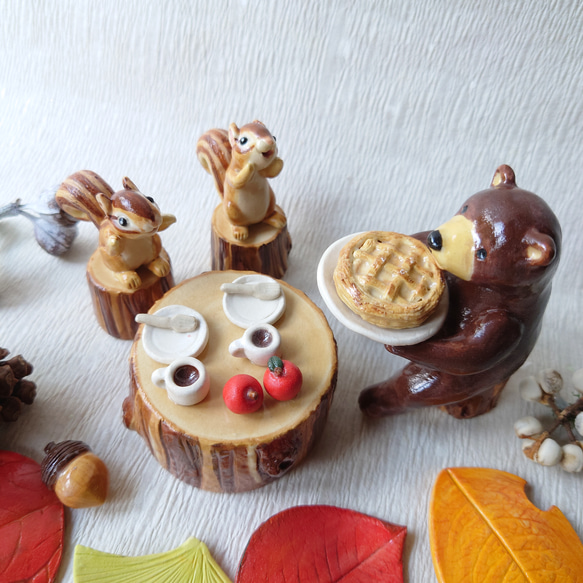 秋のインテリア　【アップルパイ焼けたよ】クマ　リス　切り株　森のカフェ 2枚目の画像