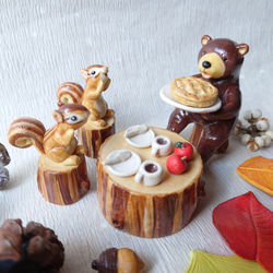 秋のインテリア　【アップルパイ焼けたよ】クマ　リス　切り株　森のカフェ 3枚目の画像