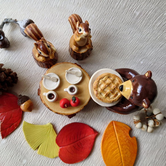 秋のインテリア　【アップルパイ焼けたよ】クマ　リス　切り株　森のカフェ 4枚目の画像