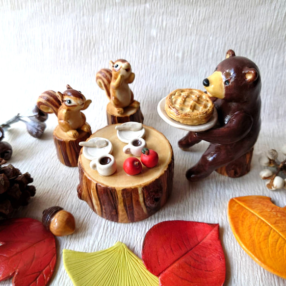 秋のインテリア　【アップルパイ焼けたよ】クマ　リス　切り株　森のカフェ 1枚目の画像