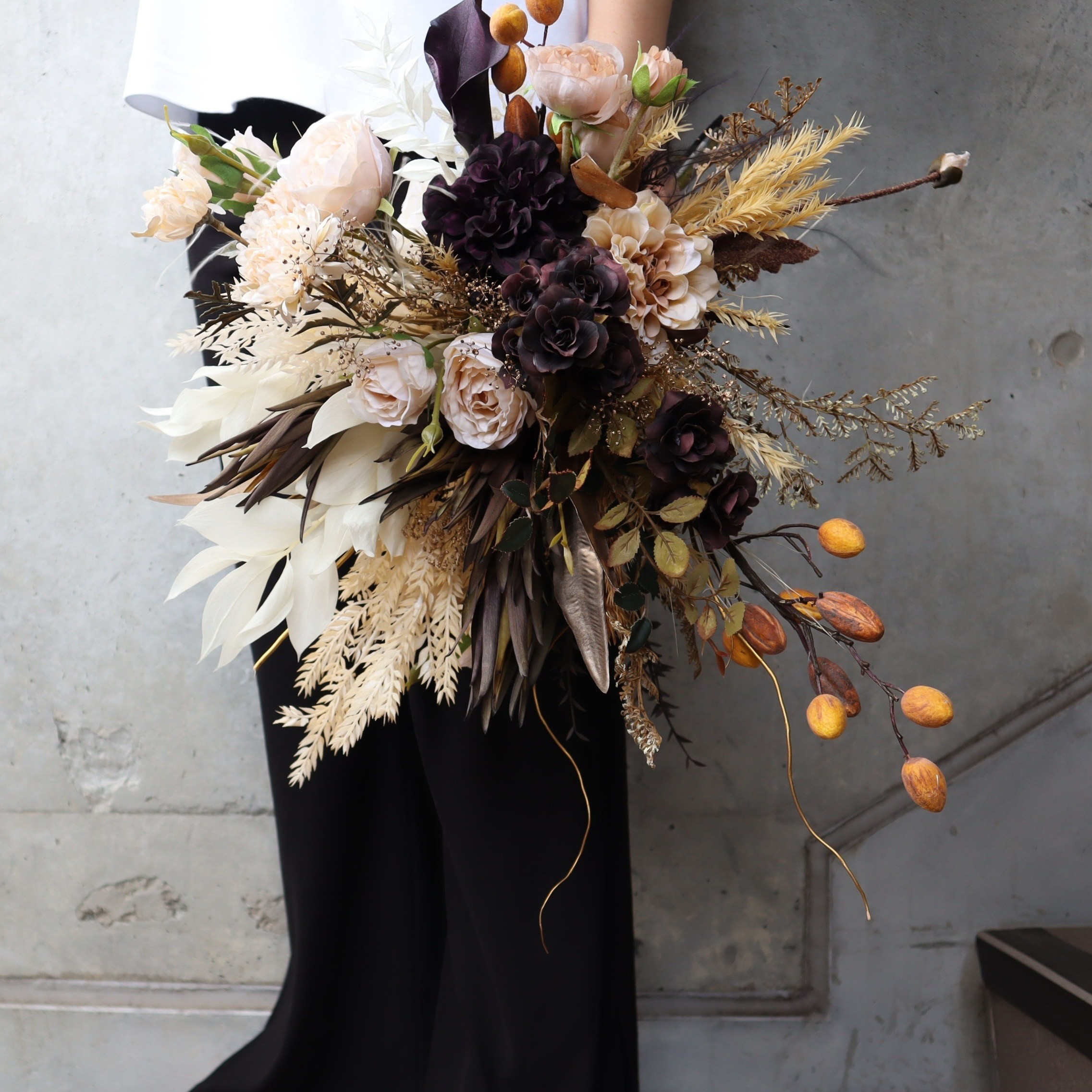 ゴールドブラウンのおしゃれ花嫁ブーケ ウェディングブーケ テラコッタブーケ 黒ブーケ