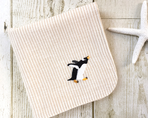 ジェンツーペンギンの刺繍ガーゼハンカチ ハンカチ・手ぬぐい いきもの