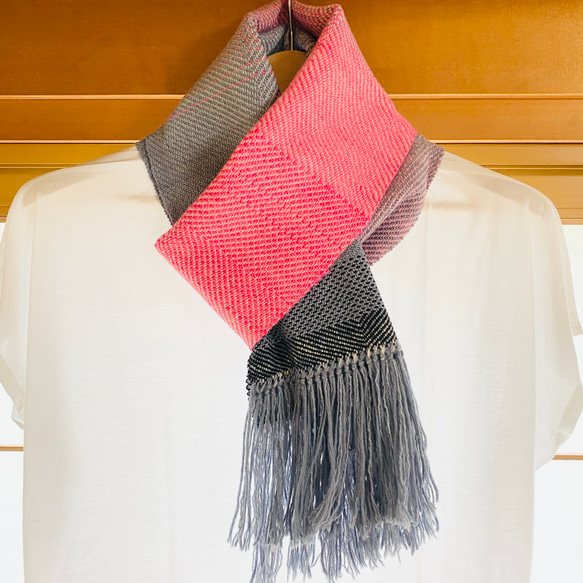ストール　ピンク　グレー　グラデーション　ウール　男性　女性　手織り　チクチクしない 3枚目の画像