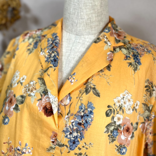 大きいサイズ》丸いテーラーカラー 花柄ワンピース サフランイエロー