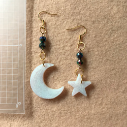 キラキラ白の星と月ピアス 1枚目の画像
