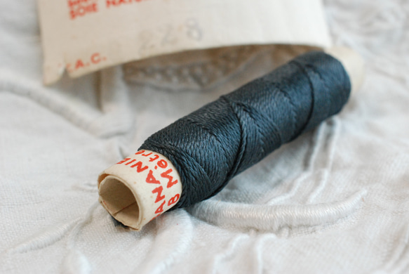 **アンティークシルク糸 TAC社紙筒糸 #180 濃青グレー 3枚目の画像