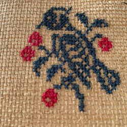 鳥と赤い実の刺繍バッグ 3枚目の画像