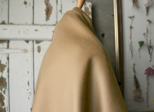 ■新色■ ミルクティ色のカシミア100％● 最高級ポンチョ シャルム加工 風合い◎ 2枚目の画像