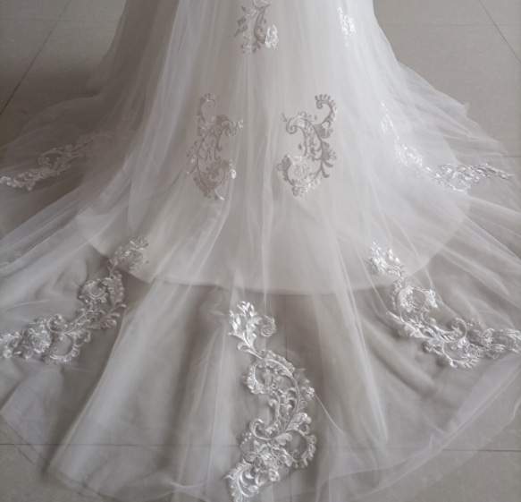 憧れのドレス オフホワイトウエディングドレス マーメイド 華やかなトレーン 結婚式/披露宴 4枚目の画像