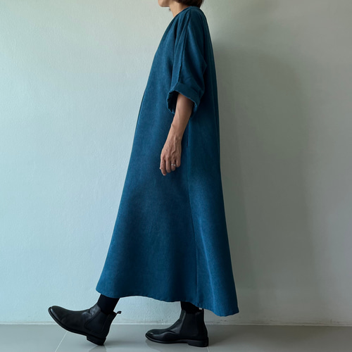 秋冬のコーデュロイが生み出す立体感。温かみブルーが美しく魅せる