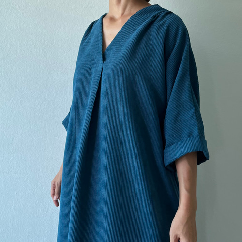 秋冬のコーデュロイが生み出す立体感。温かみブルーが美しく魅せる