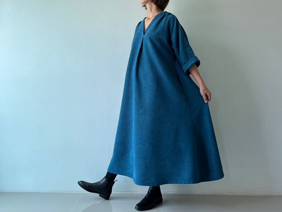 送料無料！秋冬のコーデュロイが生み出す立体感。温かみブルーが美しく