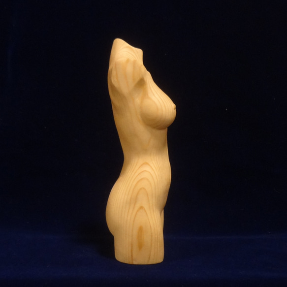 木彫刻 アート『 トルソ 』  裸婦 芸術 アート 女性 ハンドメイド 松 手彫り 彫刻 5枚目の画像