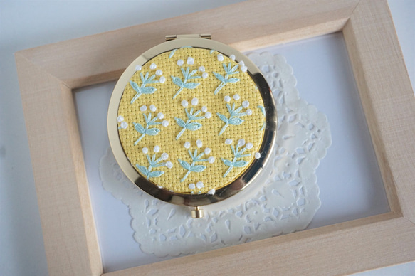 【受注制作】刺繍コンパクトミラー「花03」 1枚目の画像