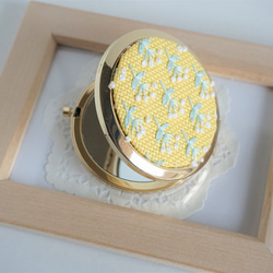 【受注制作】刺繍コンパクトミラー「花03」 2枚目の画像